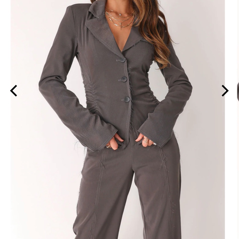 Kittenish grey distressed 2 piece pant suit - Picture 2 of 9